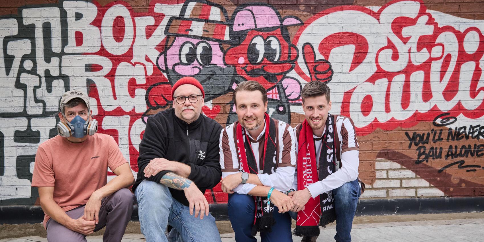 Die international bekannten Graffiti-Künstler Meik Lauer und Matthias Raab verwandelten die Wand in ein buntes Kunstwerk. Hier mit den Viebrockhaus CEOs Dirk und Lars Viebrock (rechts).
