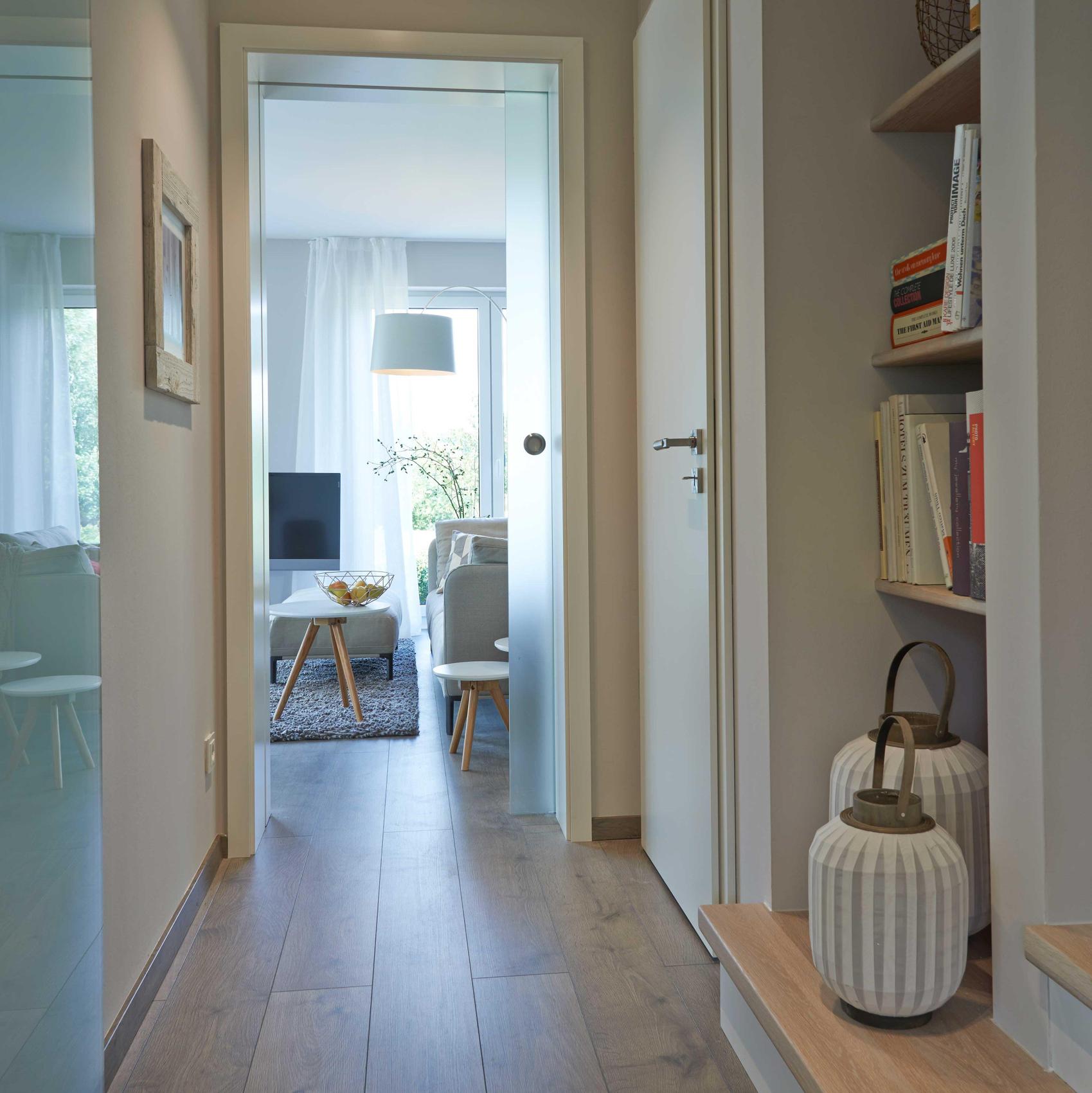 Blick in einen Hausflur mit Bücherregalen