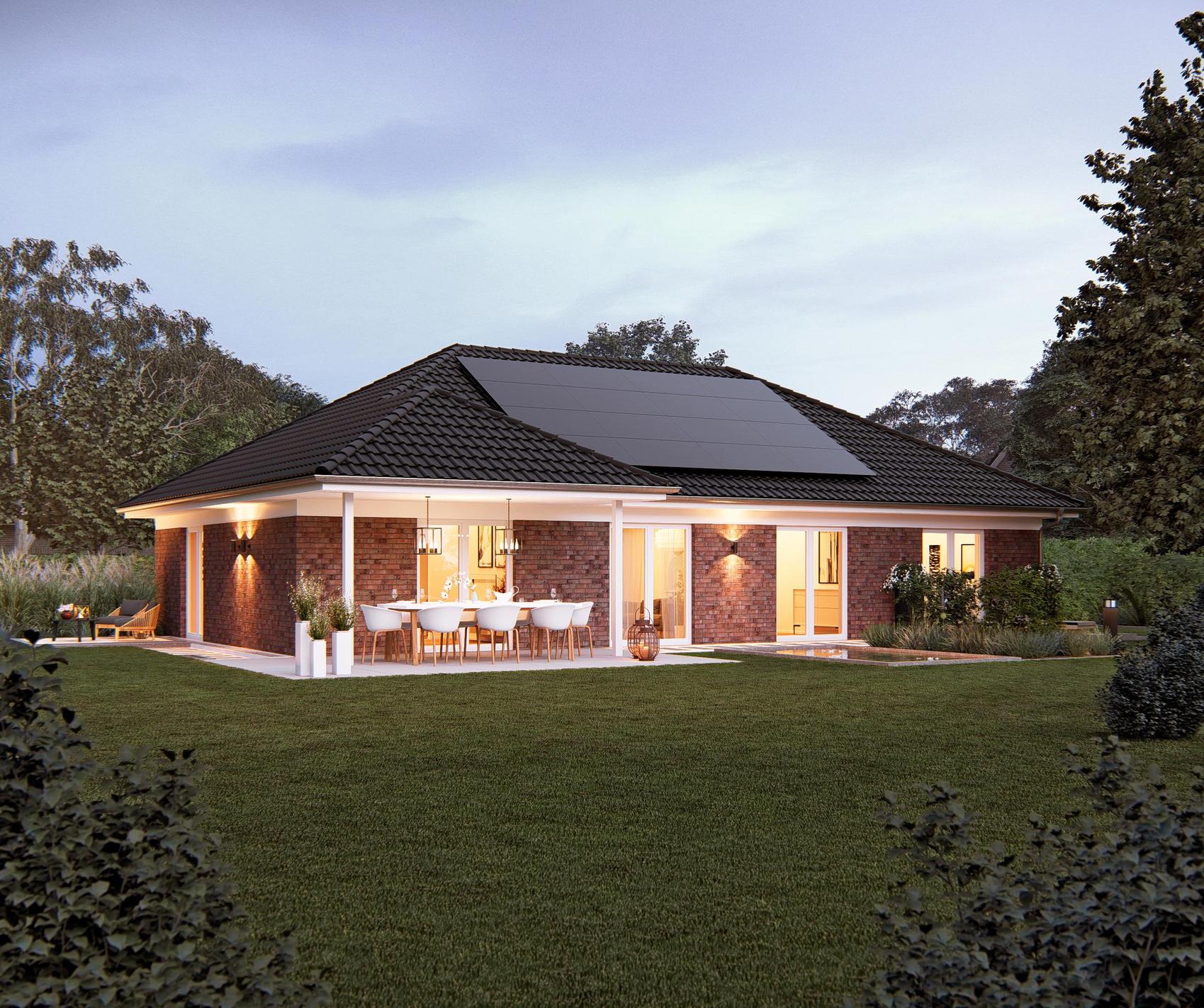 Weißer Bungalow mit überdachter Terrasse und Photovoltaikanlage.