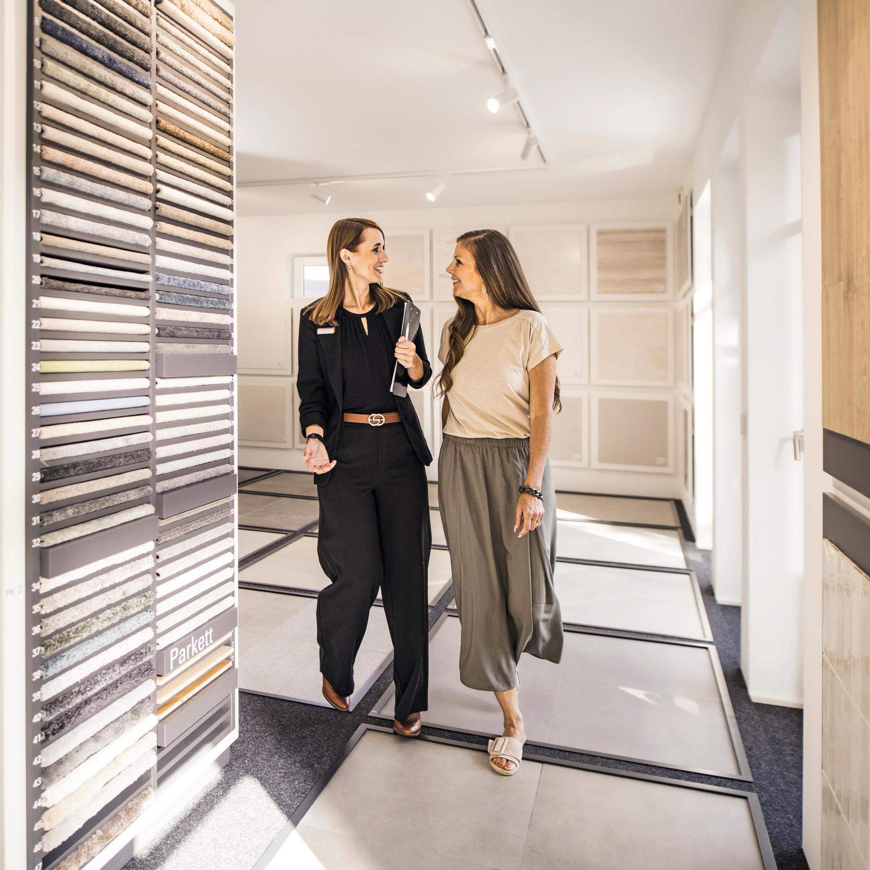 Zwei Frauen gehen durch die Bemusterungshalle