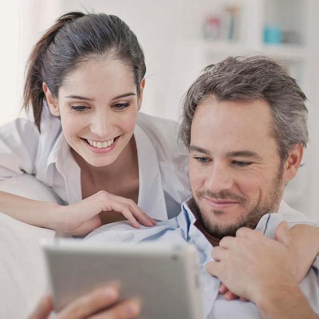 Ein paar plant gemeinsam ein Fertighaus 