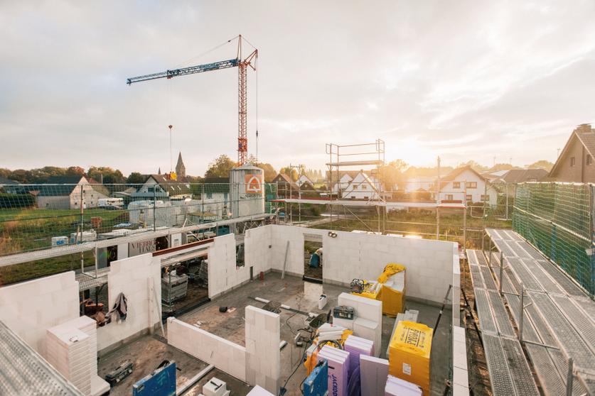 Bauüberwachung einer Baustelle mit Kran