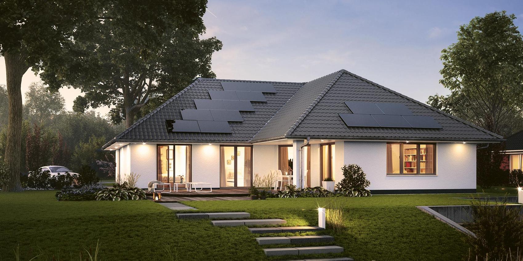 Rückansicht des Bungalows Maxime 550 B mit Terrasse und Photovoltaik auf dem Dach