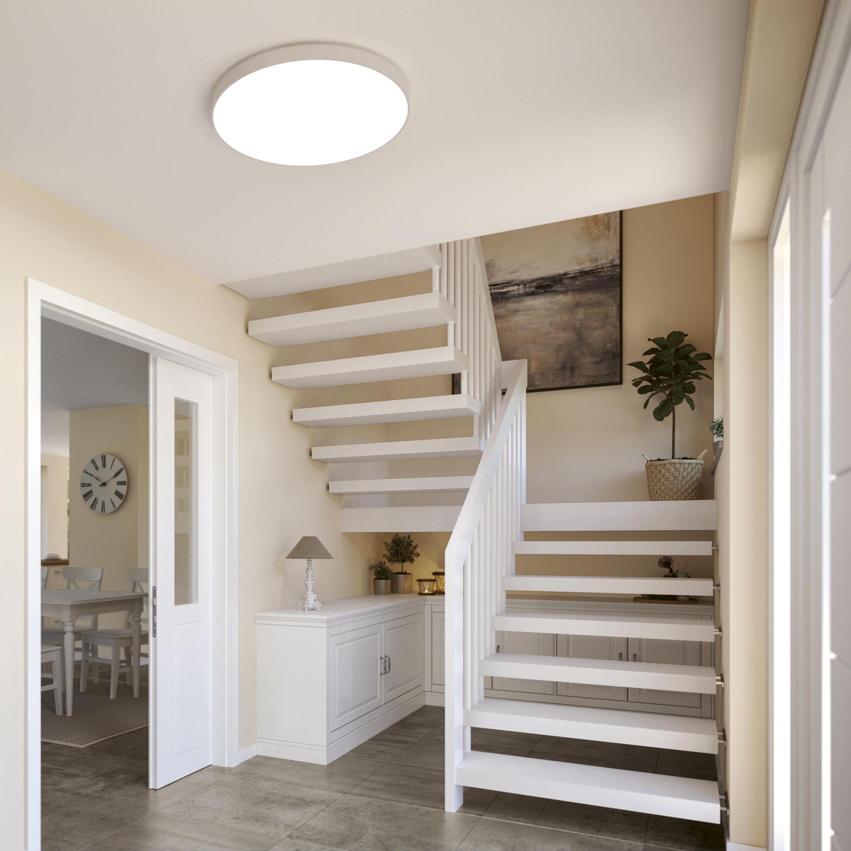 Eingangsbereich mit weißer Podesttreppe