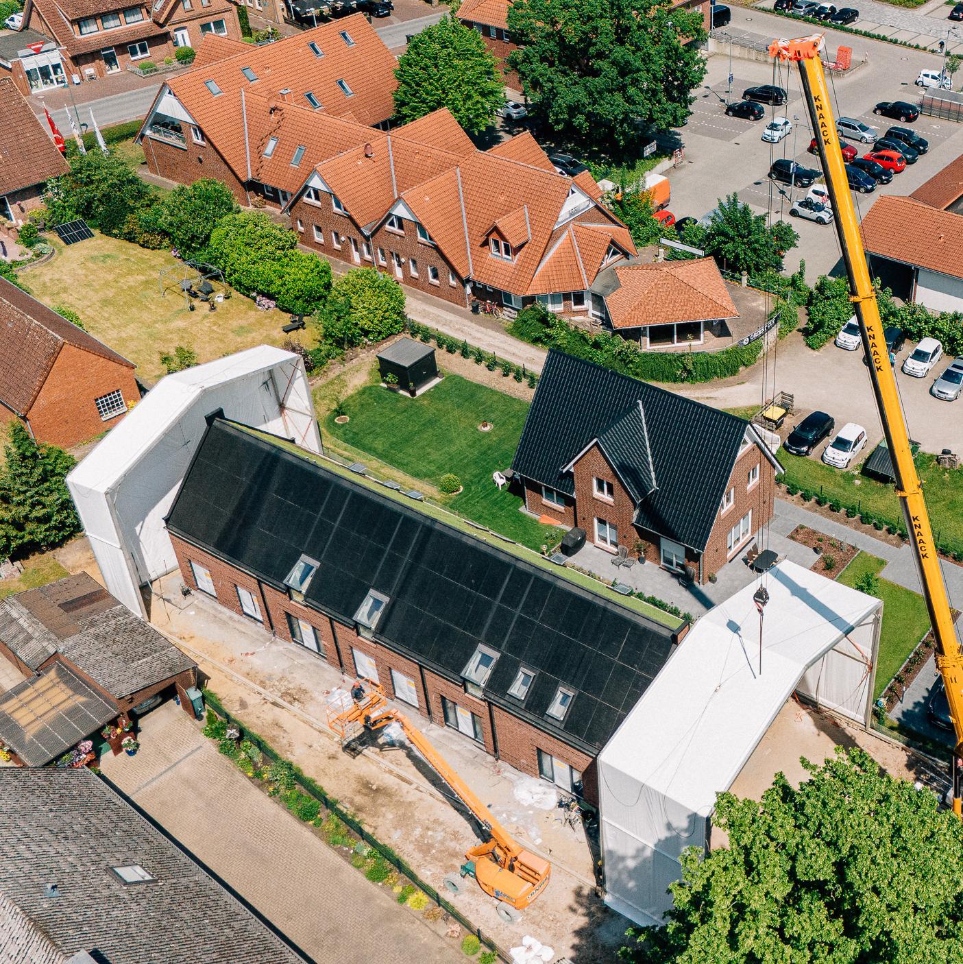 Blick von oben auf eine Baustelle mit Kran