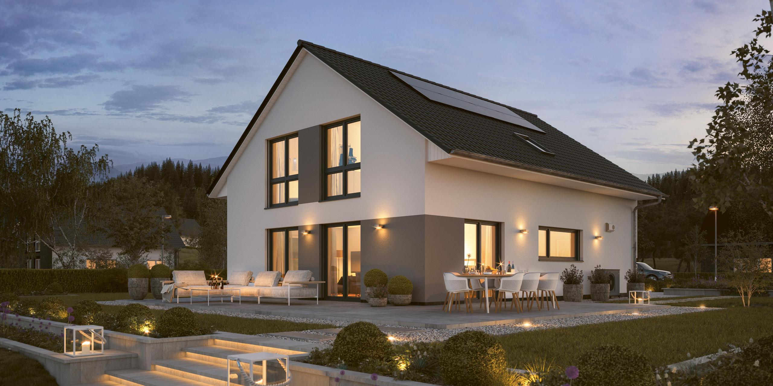 Ansicht auf ein Einfamilienhaus weiß und grau verputzt mit Terrasse aus dem Garten. Hierbei handelt es sich um das Maxime 420 von Viebrockhaus