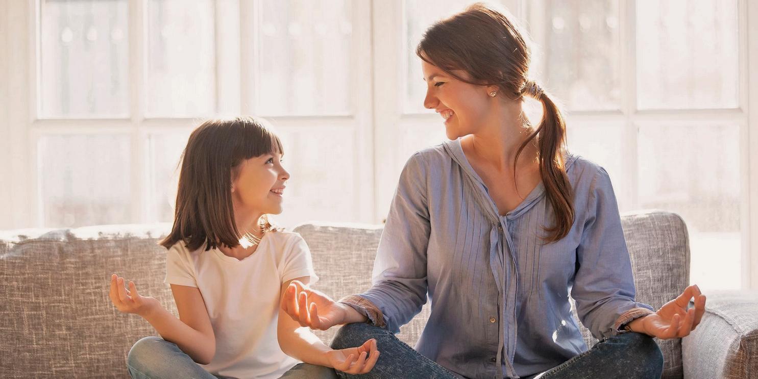 Mutter und Tochter auf dem gemütlichen Sofa. 