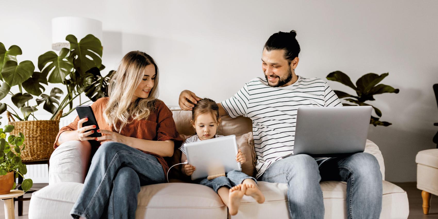 Eine Familie sitzt am Tablet