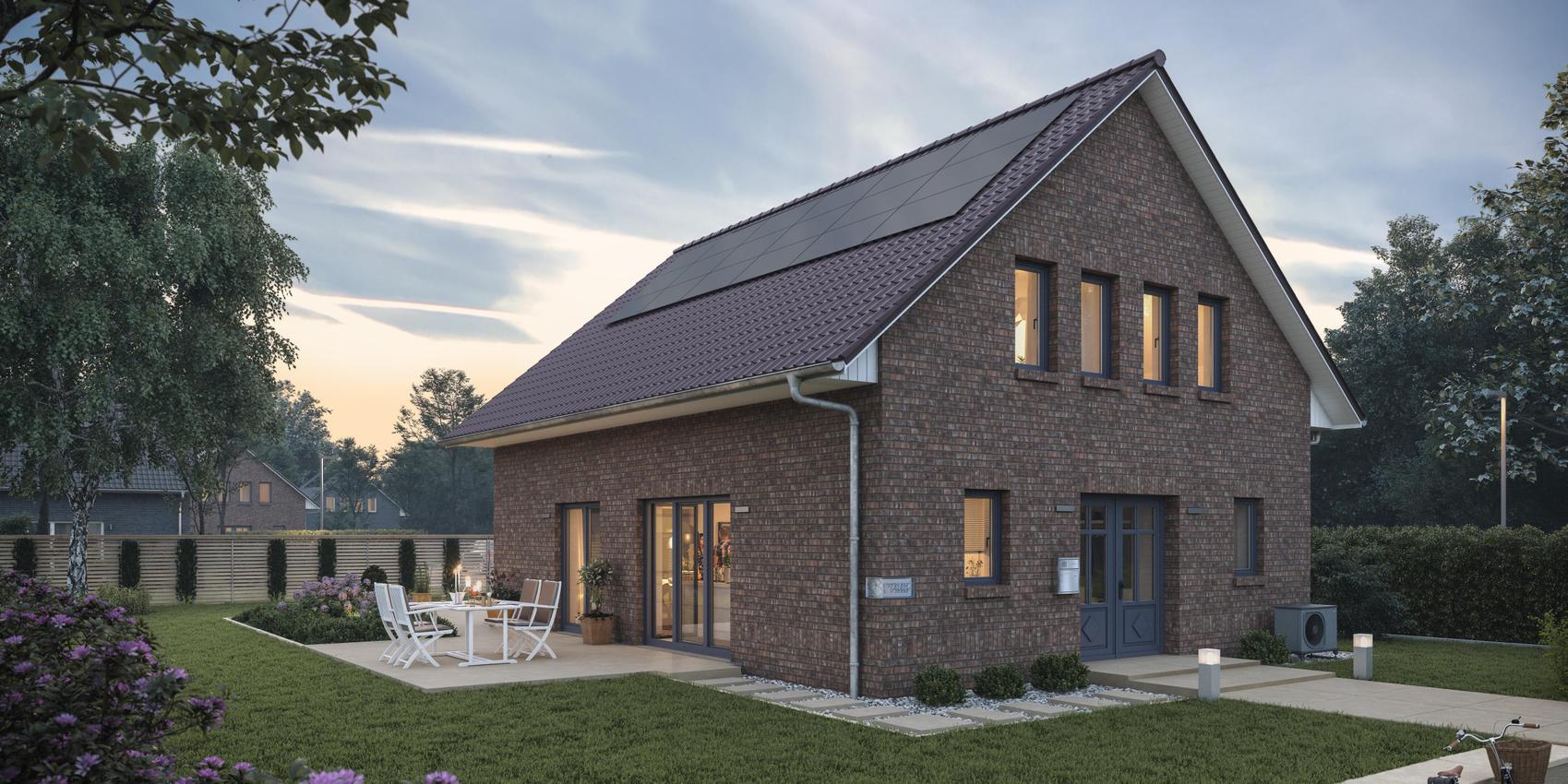Frontansicht eines Einfamilienhauses mit Klinkersteinen und einer kleinen Photovoltaikanlage. Es handelt sich um das Maxime 320 von Viebrockhaus