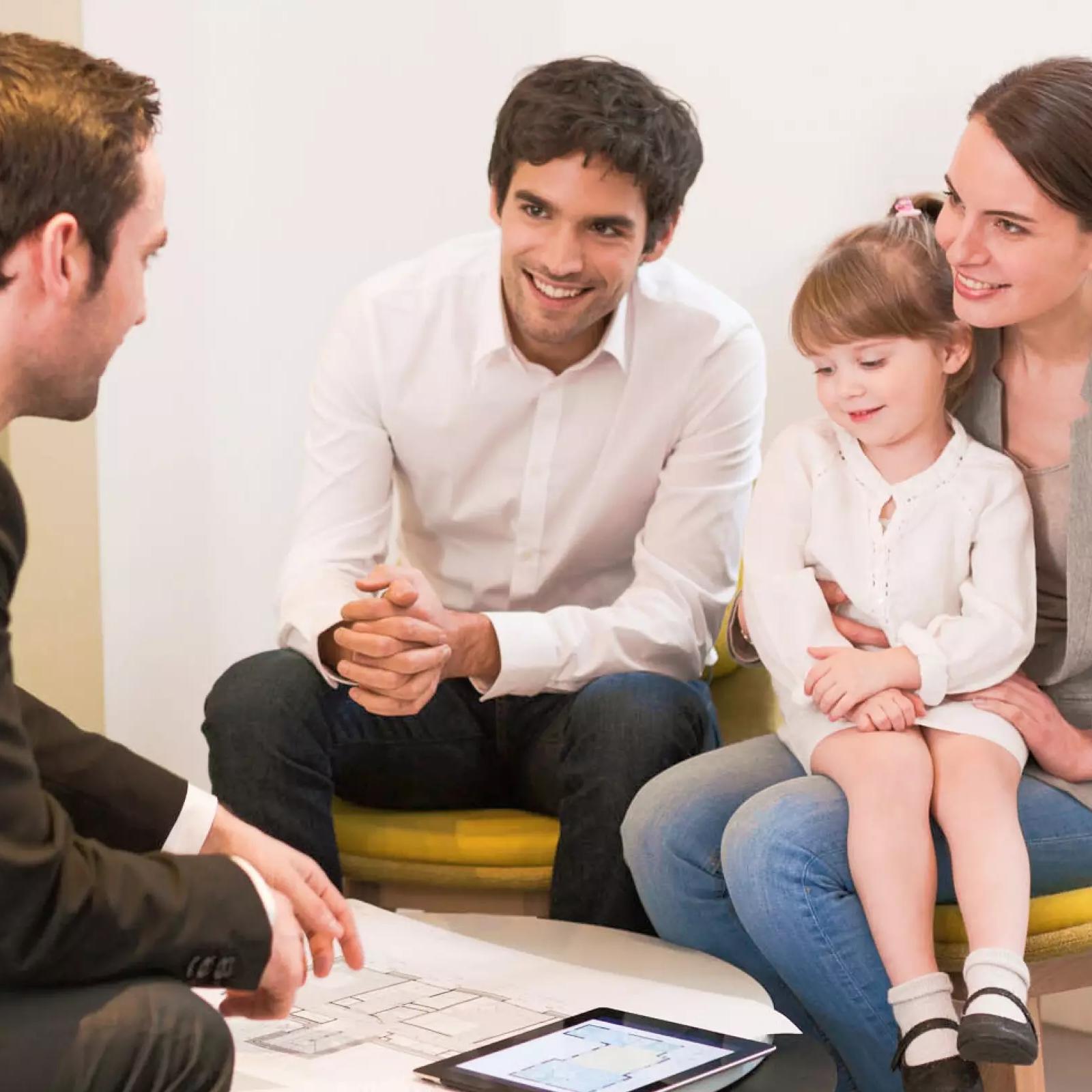 Familie beim Beratungstermin