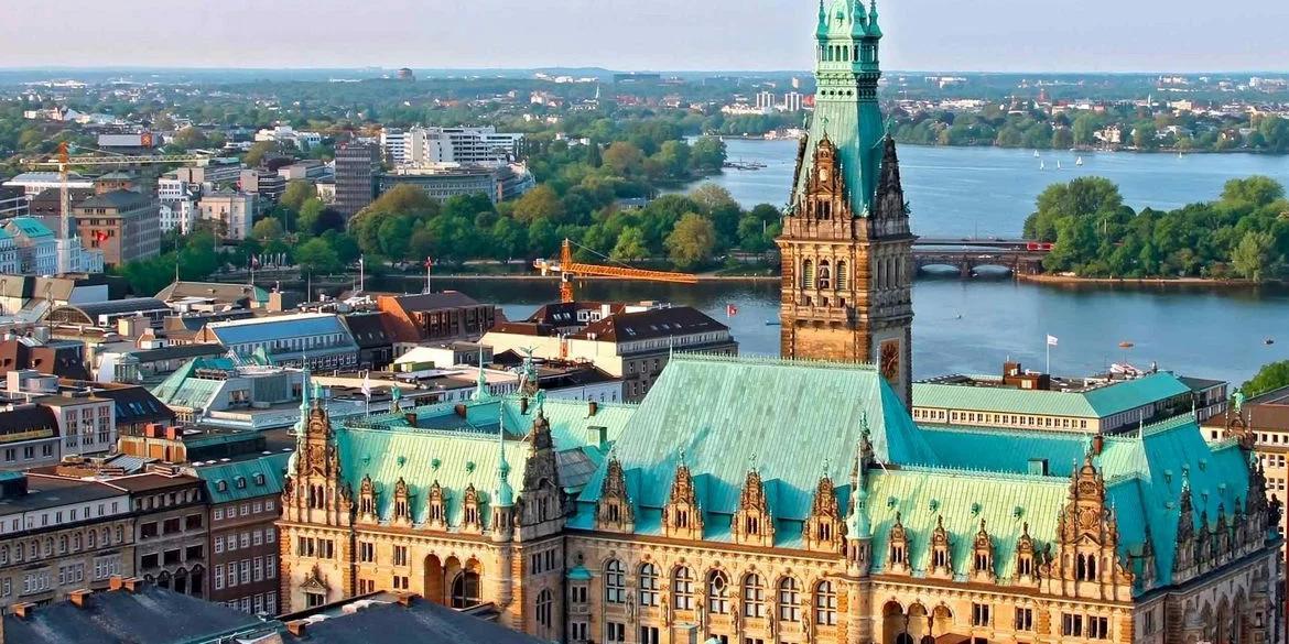 Hamburger Rathaus von oben. Viebrockhaus baut Massivhäuser in der Hansestadt Hamburg