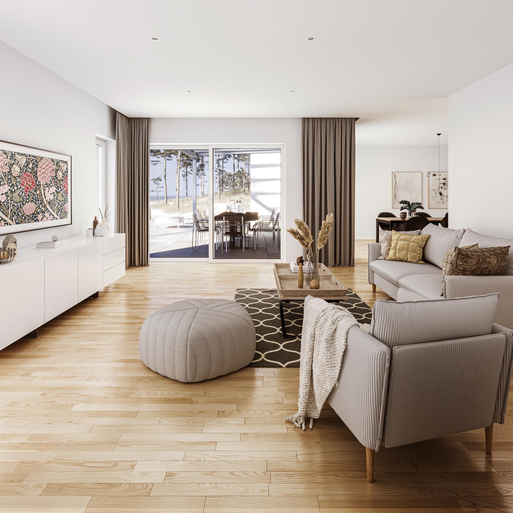 Blick in ein sonnendurchflutetes, ebenerdiges Wohnzimmer